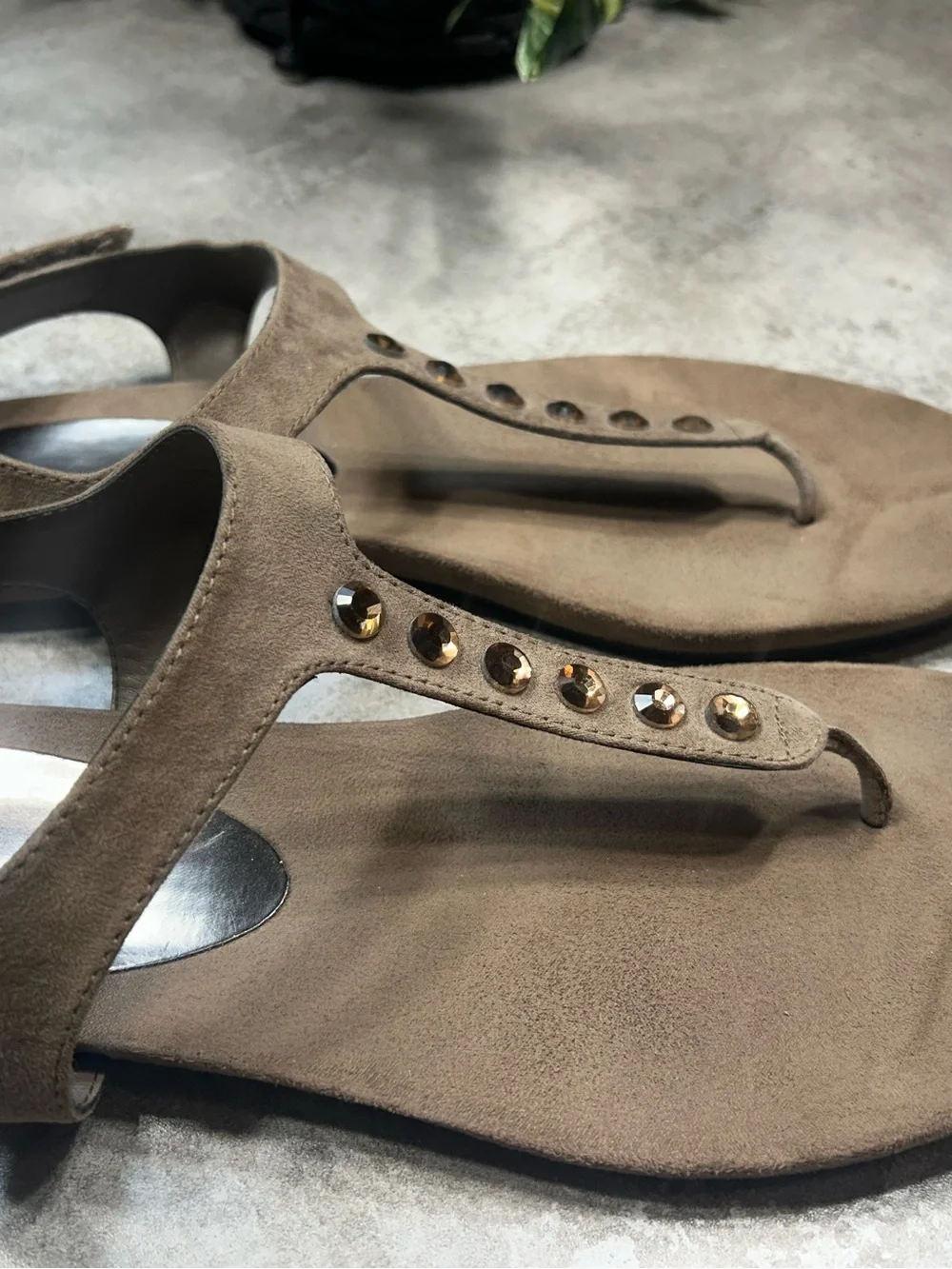Pesaro Women’s Size 11 M Taupe T-Strap Gem Sandals Casual Shoes